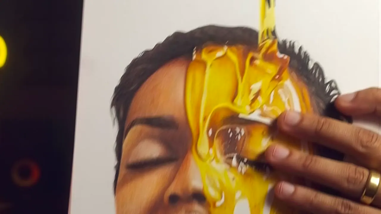 Retrato realista colorido a lápis de cor, com mel escorrendo no rosto, segurado pelo professor do curso