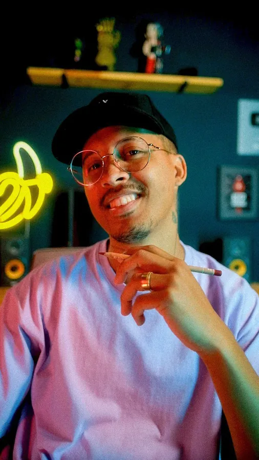 Art Rodrigues, professor do curso Desenhando sem Dom, sorrindo com lápis na mão