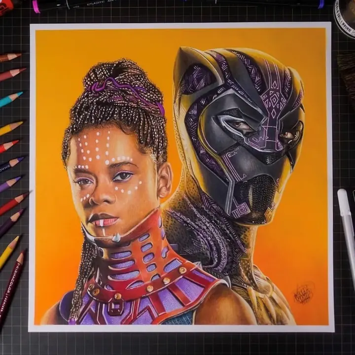 Desenho a lápis de cor da Shuri ao lado do Pantera Negra, sobre fundo laranja