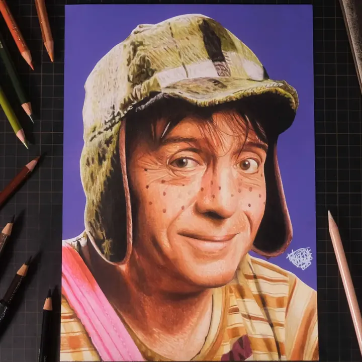 Desenho em cores do personagem Chaves, com o boné e o rosto sorrindo, sobre fundo roxo