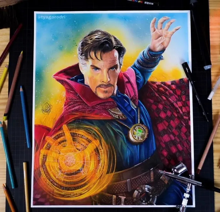 Desenho colorido do Doutor Estranho com a mão levantada e um círculo de luz laranja